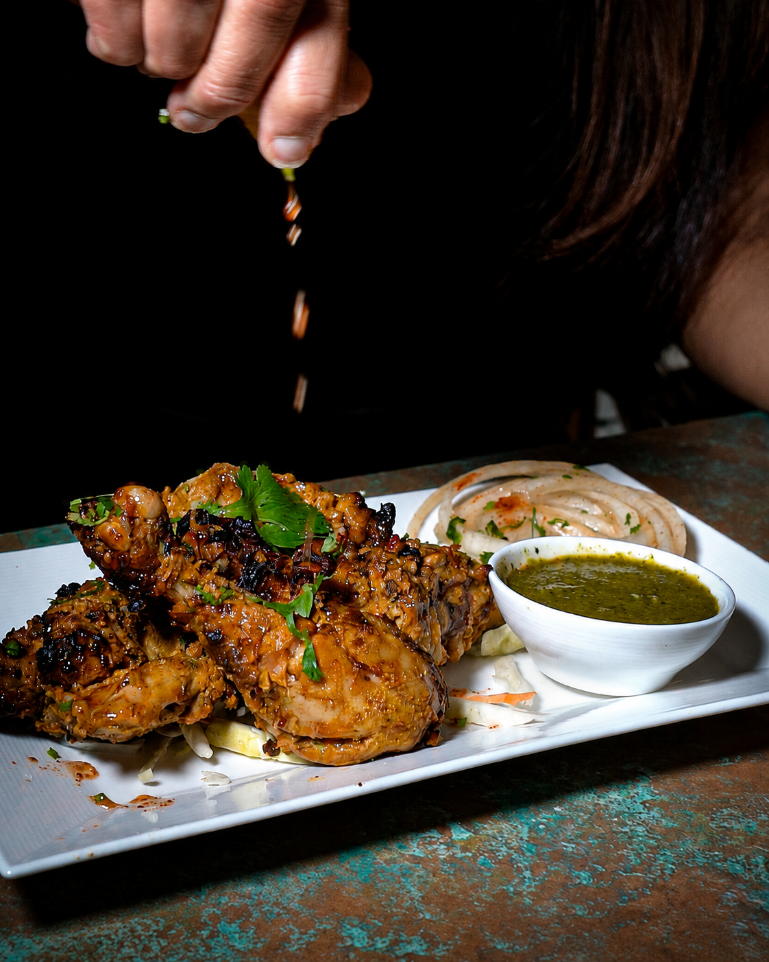 Tandoori chicken platter with naan and chutney